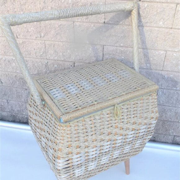 YARN BASKET w/ TWIST off LEGS Vintage Wicker Basket Craft Basket Crochet Craft - Picture 1 of 7